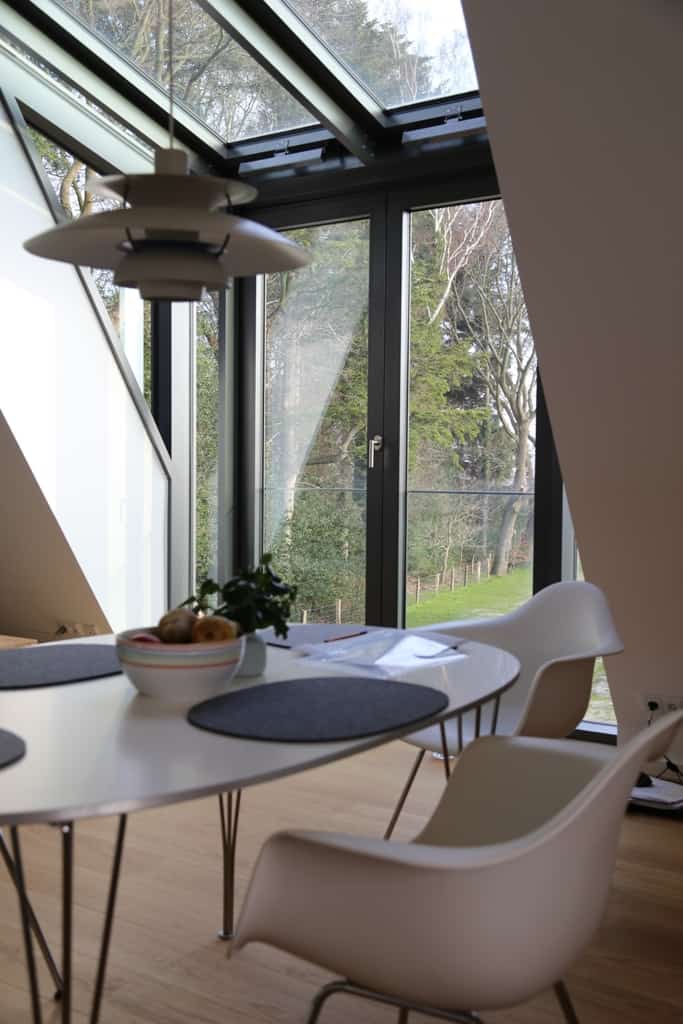 Bei der Gestaltung des Hauses haben Wert auf helles Ambiente gelegt: Glaserker im Obergeschoss